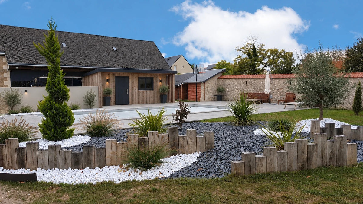 Jardin paysager avec piscine et pool house